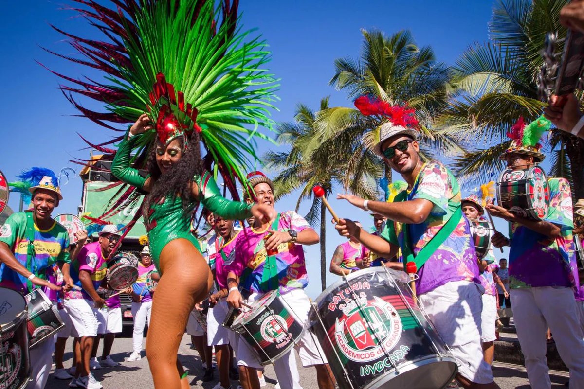 Carnaval in Rio de Janeiro — percussie en dans van een lokaal bloco