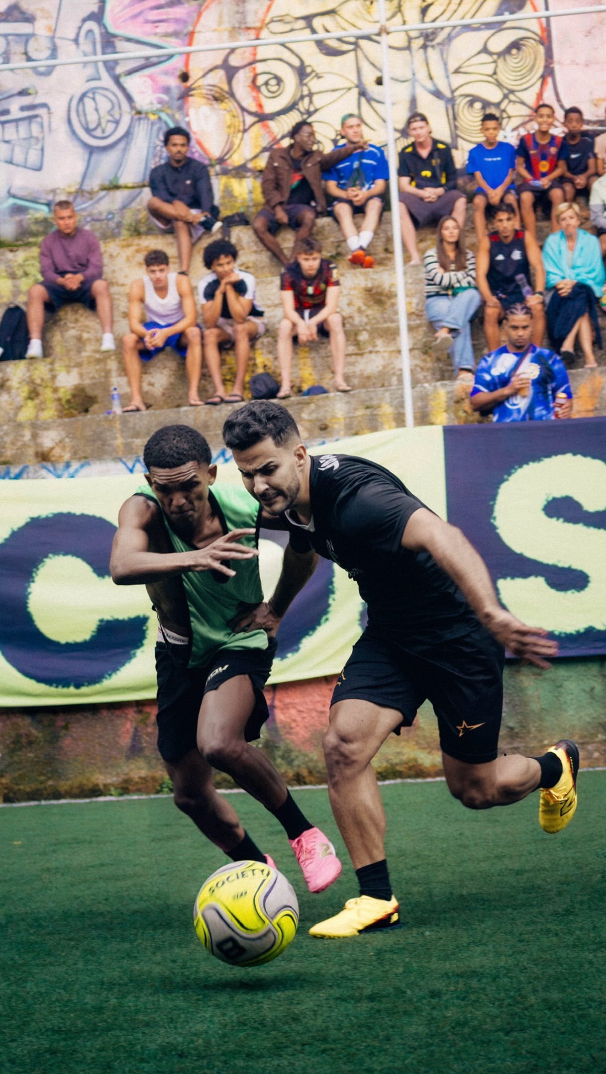 Twee mannen voetballen op een veld in de favela Vidigal
