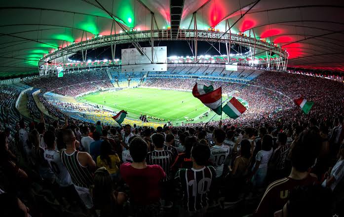 Vol Maracanã-stadion tijdens een avondwedstrijd